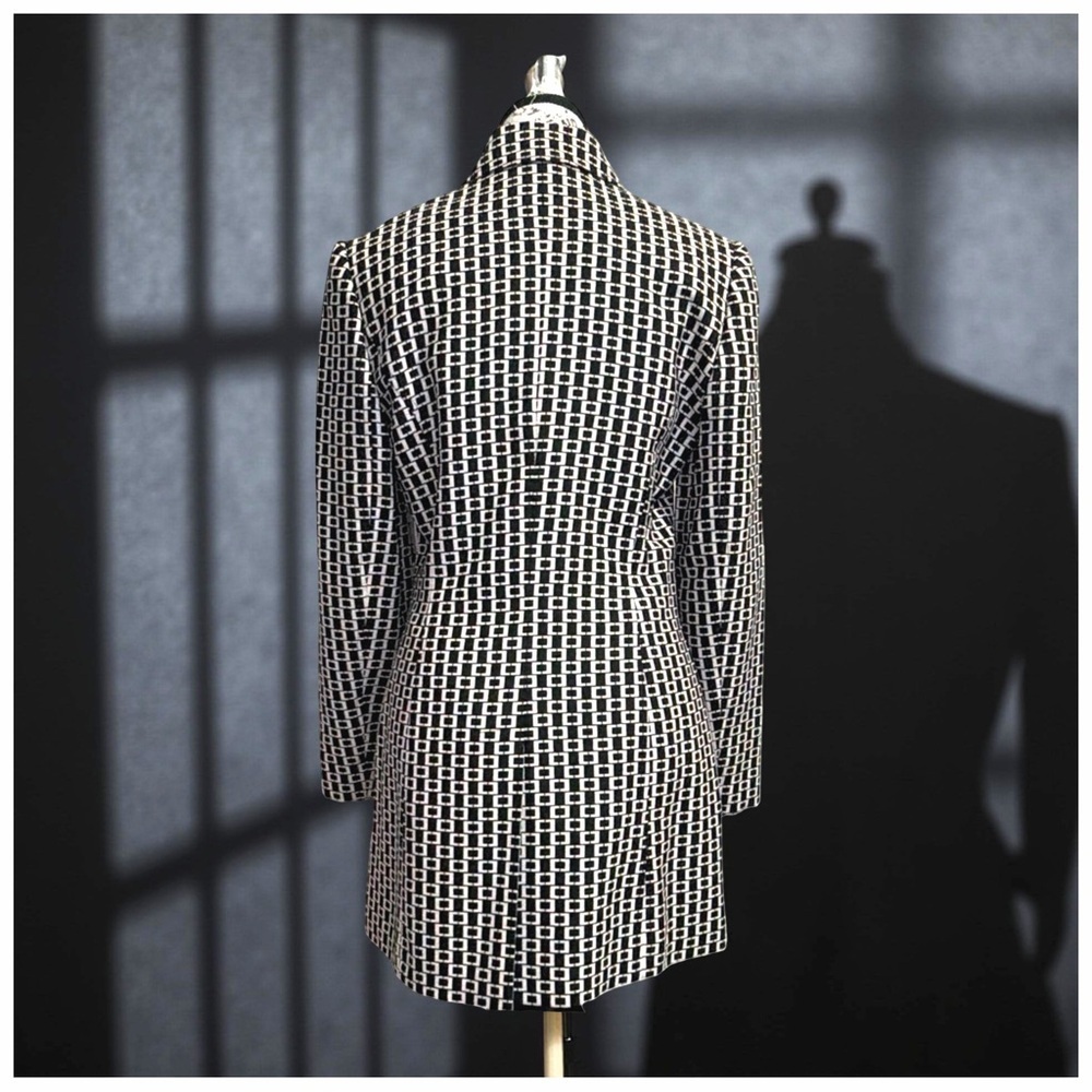 Classiques Entier Geometric Trench Coat | Timeless Tailored Elegance - Picture 6 of 12